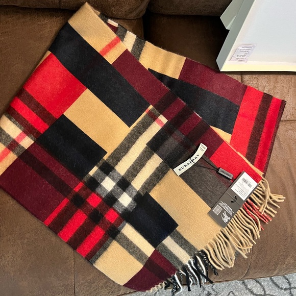 Burberry Check Cashmere Scarf - Picture 4 of 5